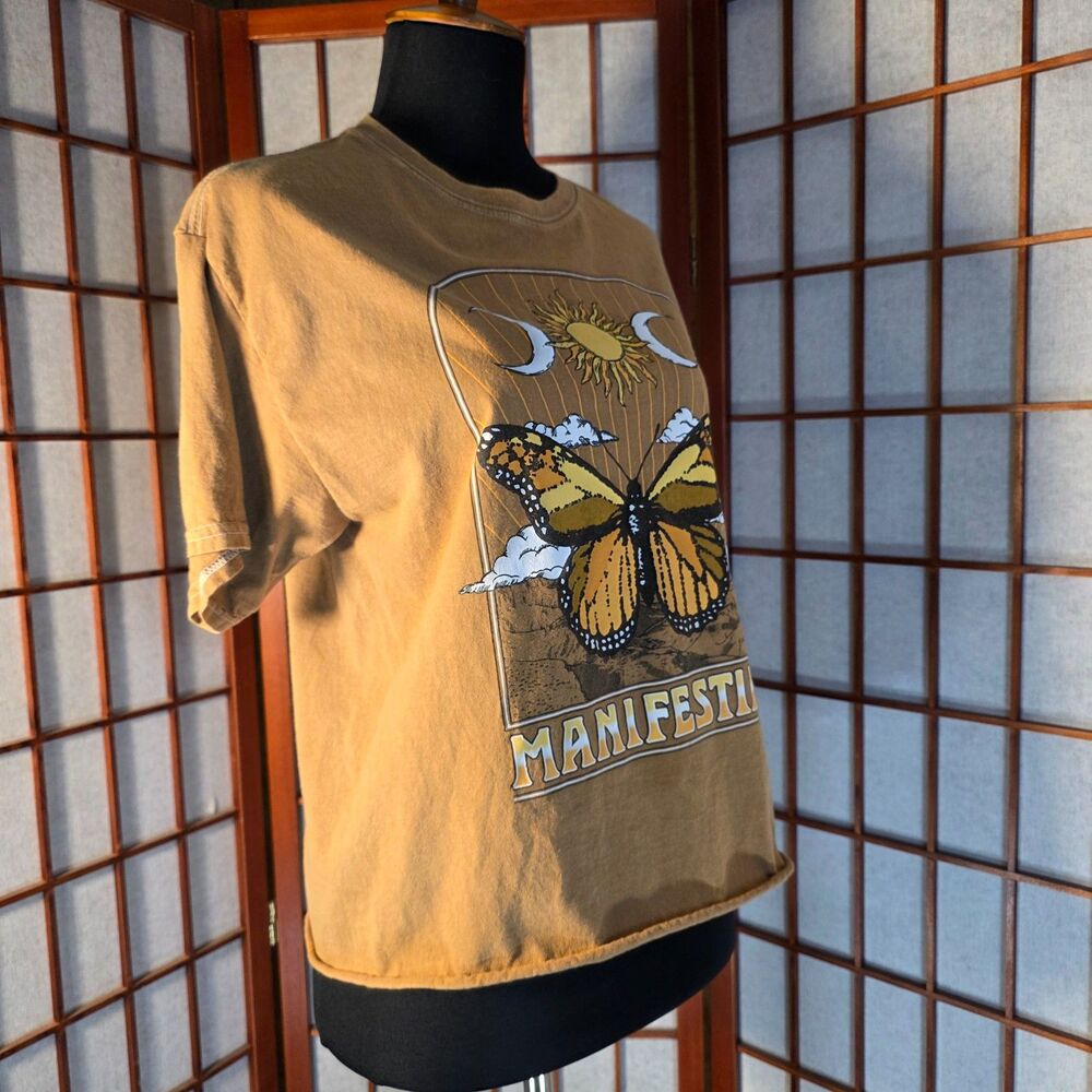 "Manifesting" Monarch Butterfly Graphic Cropped Tee Size M